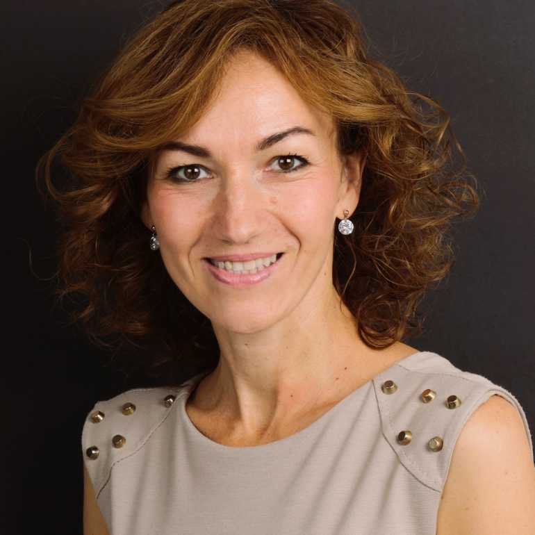 Fogorvosi és asszisztensi munkafolyamatok kerámia héjak tervezése, előkészítése és ragasztása során